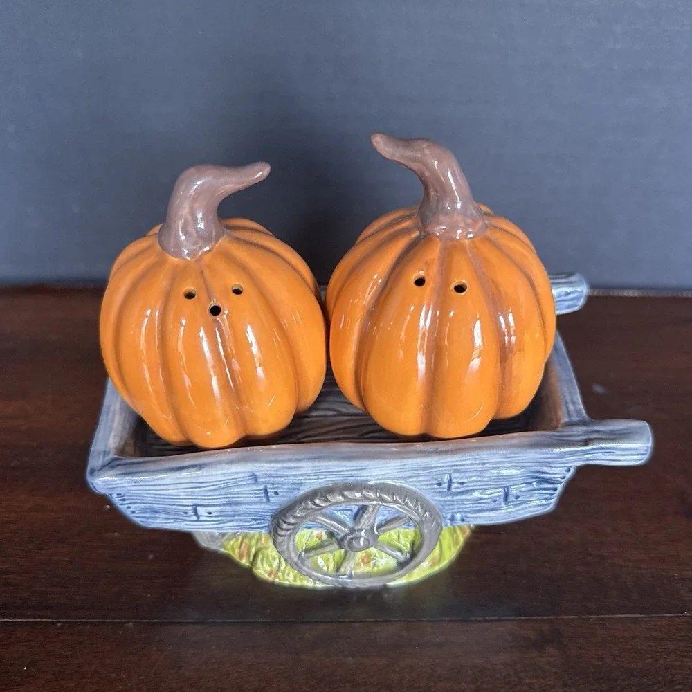 Cracker Barrel Fall Pumpkin Stoneware ~ Salt & Pepper Shakers In A Farm Wagon